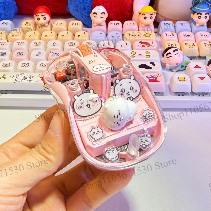 Kawaii Tech Accessories - かわいいチーカワ、ピンク色の透明ワイヤレスマウス。静音設計で、デュアルモードに対応。光る機能付きで、オフィスや日常の作業に最適。愛らしいデザイン。