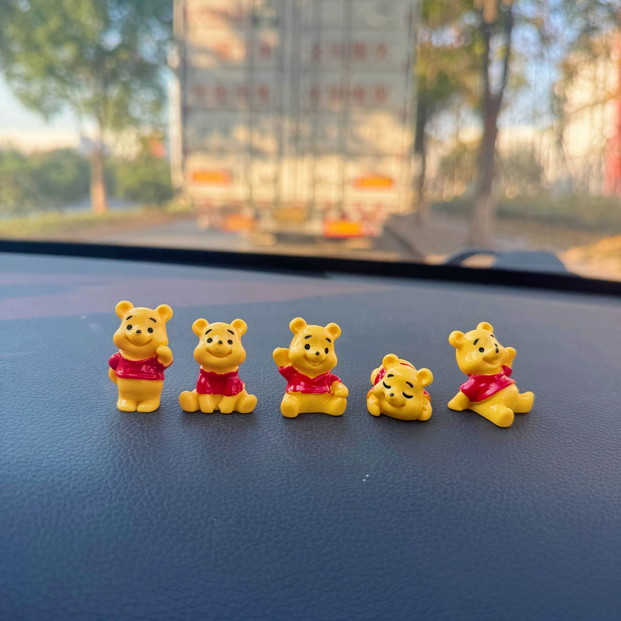 かわいい「くまのプーさん」のミニフィギュア。車のダッシュボー - Tech Car Accessories のレビューと価格