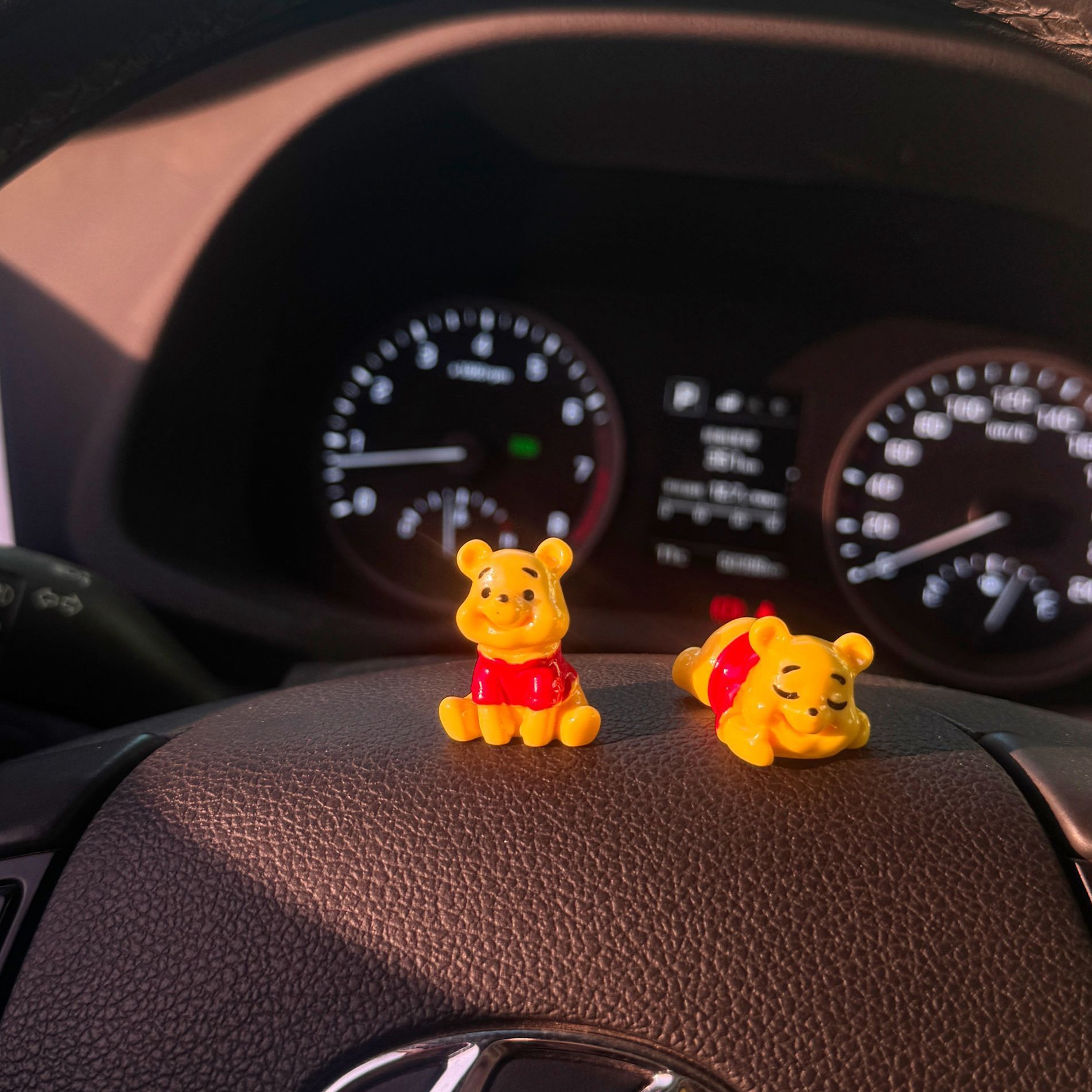 かわいい「くまのプーさん」のミニフィギュア。車のダッシュボー - Tech Car Accessories のレビューと価格