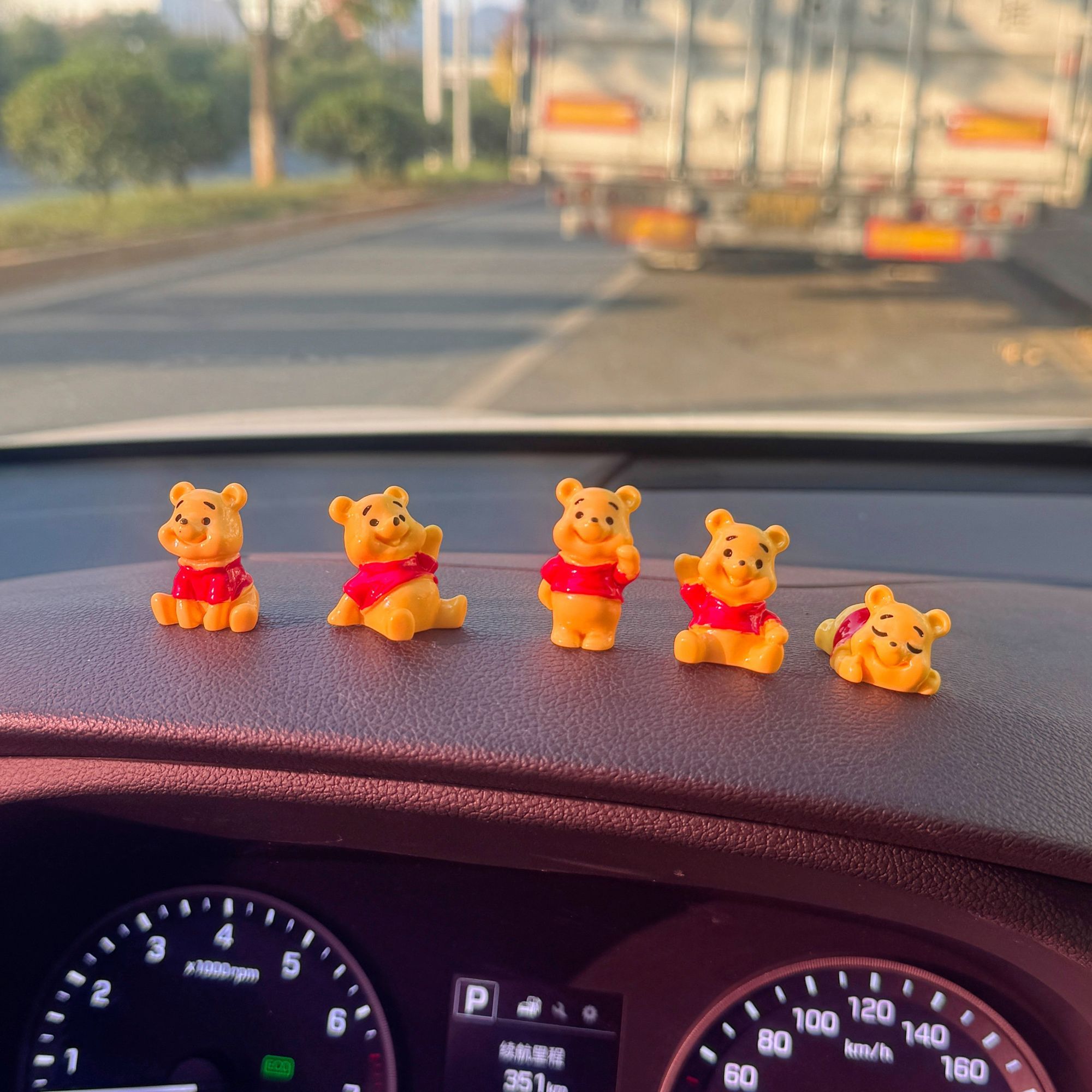 かわいい「くまのプーさん」のミニフィギュア。車のダッシュボー - Tech Car Accessories のレビューと価格